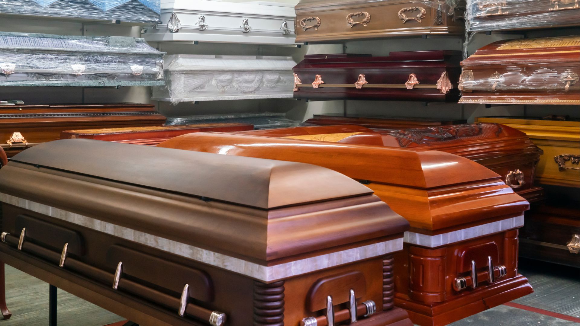 Diversos modelos de urnas e caixões em exposição, simbolizando a variedade do catálogo.