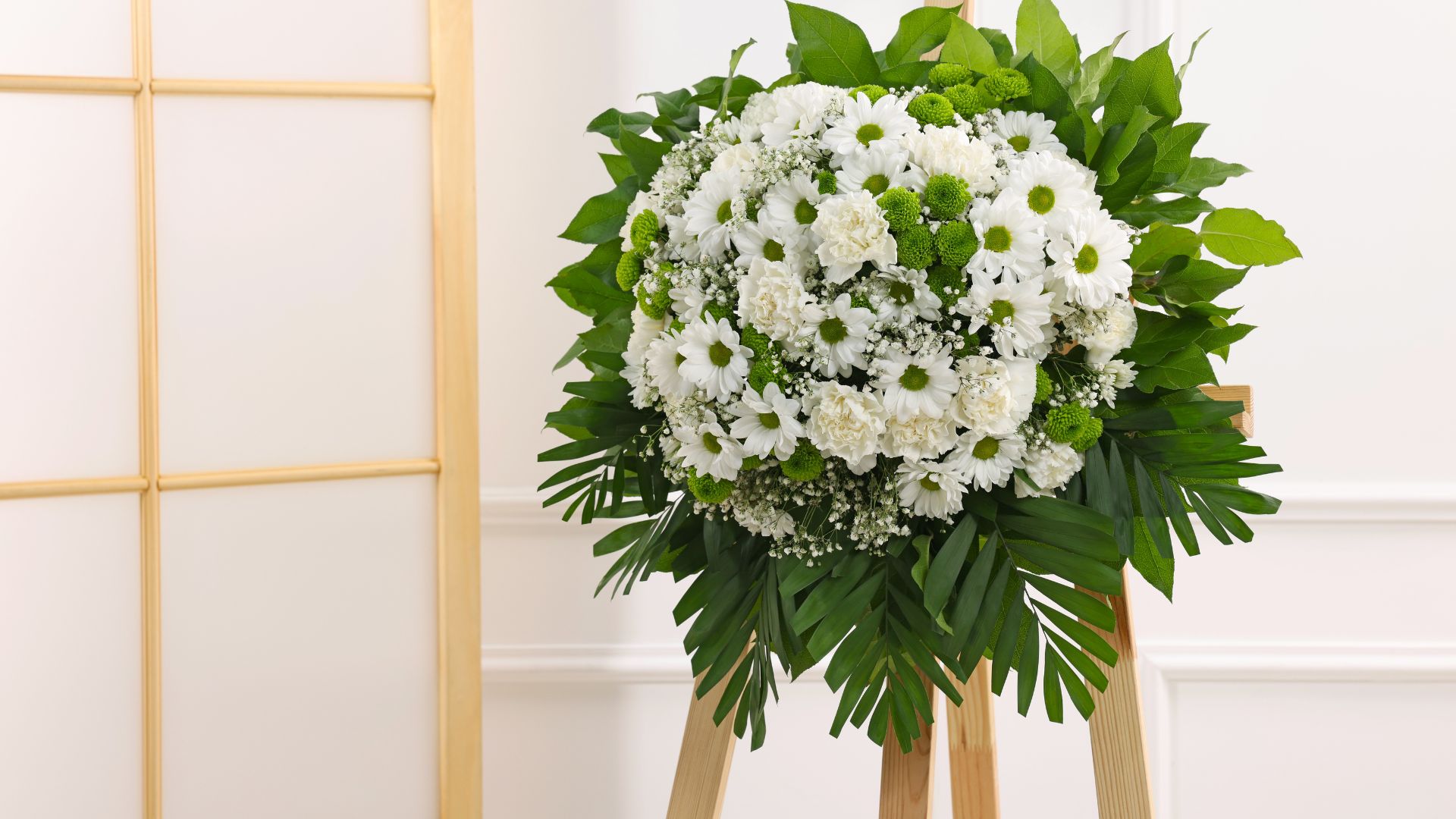 Coroa de flores fúnebre elegante com flores brancas e frescas.