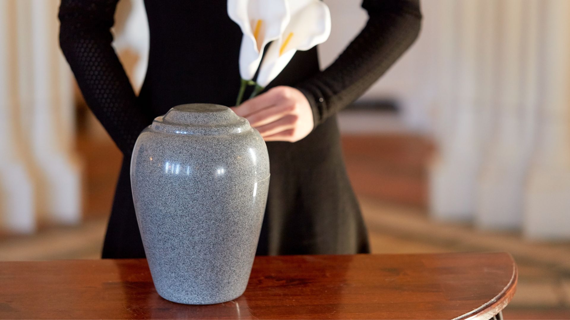 Sala de cerimônia para velório antes da cremação, um ambiente sereno e respeitoso.