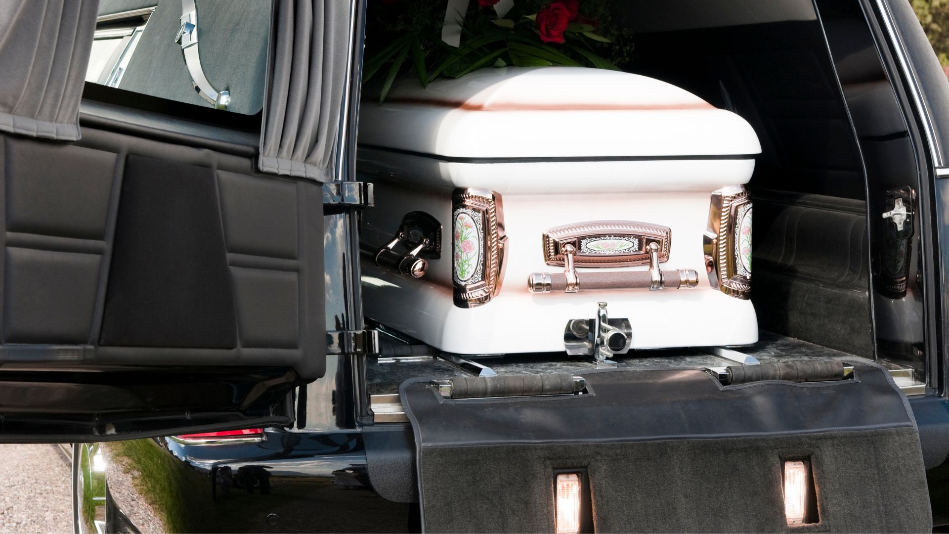 Carro funerário de alto padrão e equipe profissional, transmitindo segurança no translado.